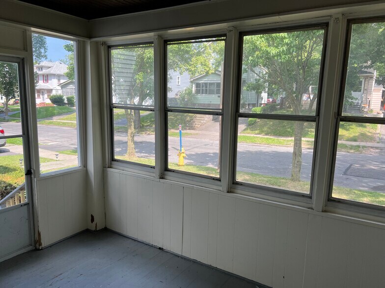 Building Photo - 95 Morton St