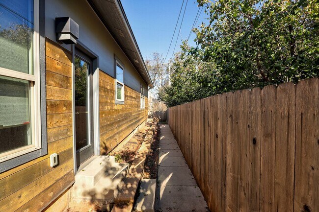 Building Photo - Modern 3-Bedroom Duplex Near OU Health Center and Okana Resort