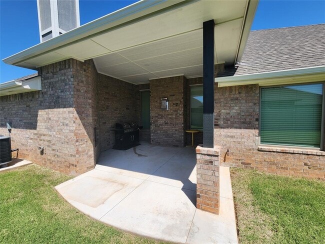 Building Photo - 16013 Dahlia Rd