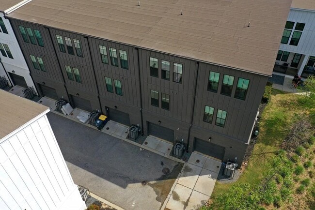 Building Photo - 916 Brees Ct