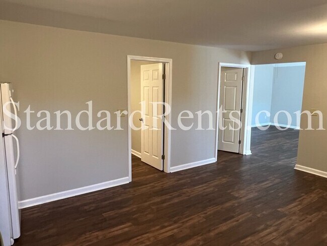 Building Photo - Ranch with Large Yard!