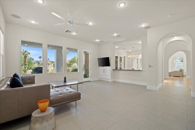 Building Photo - Stunning 5-Bedroom Home & Expansive Entertaining Areas in Red Rock Country Club