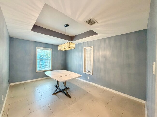 Building Photo - 3229 Sarita St