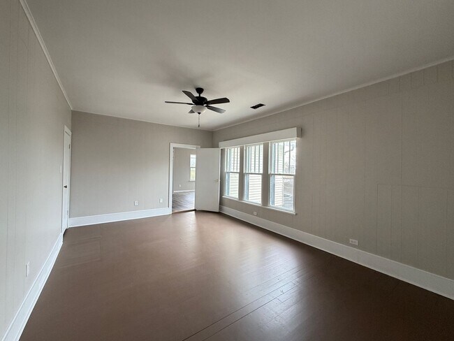 Building Photo - Historic Home in Batesville