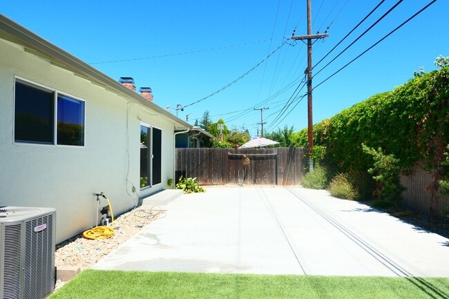Building Photo - 4 bedroom 2 bath! Forced air, hardwood flo...
