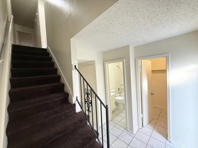 Building Photo - 1620 Newport Pl