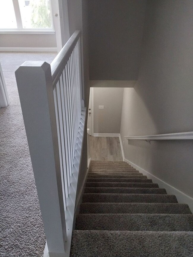 Building Photo - Gorgeous 3 Bedroom 2 Bath Townhome
