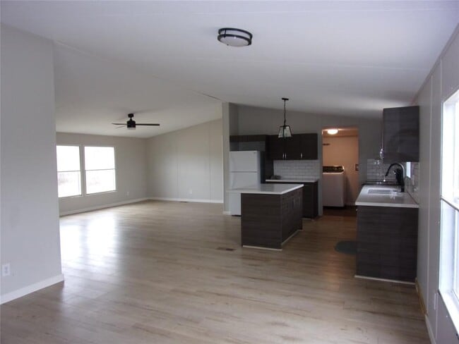 Building Photo - 360 Rangeland Rd