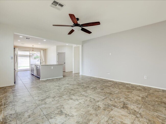 Building Photo - La Estancia 4 Bed 2.5 Bath Home
