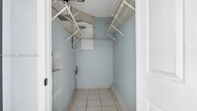 Building Photo - 1647 W 72nd St