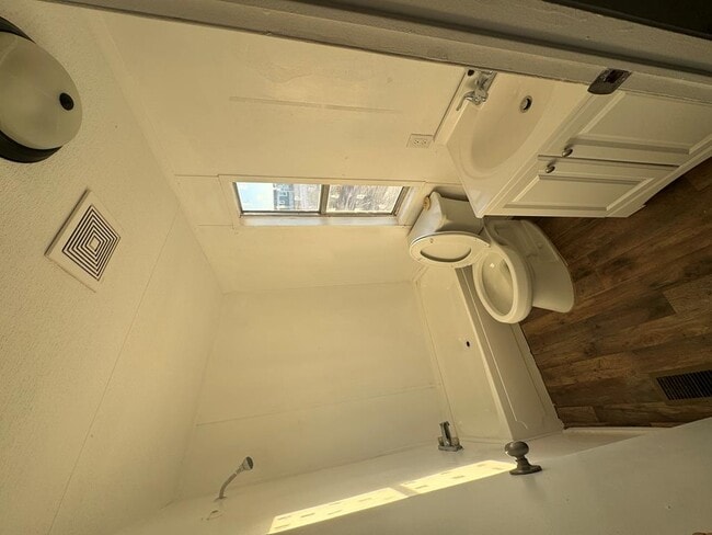 Building Photo - 14574 W 3rd St