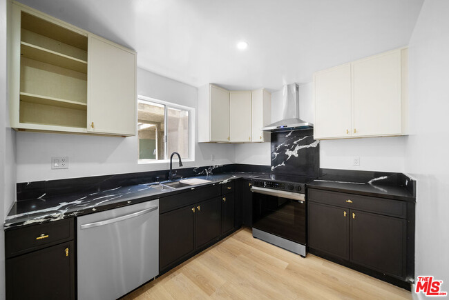 Building Photo - 605 San Vicente Blvd