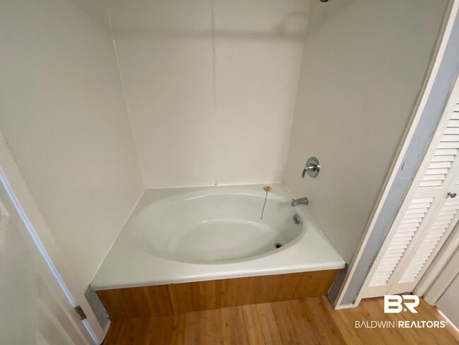 Building Photo - 2055 Sea Cliff Dr N