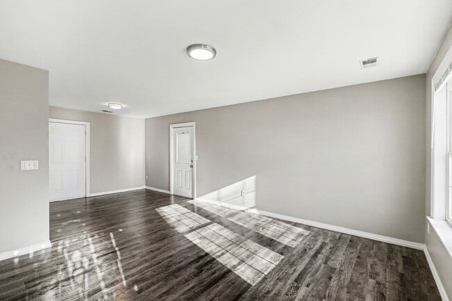 Building Photo - Charming 3 bedroom 1 bath in South Kansas City!!