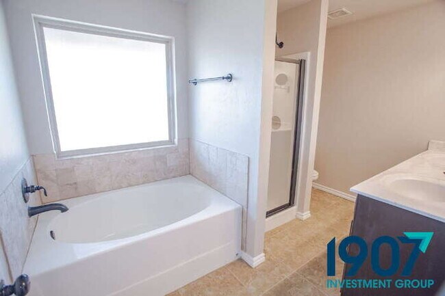 Building Photo - Spacious and modern home in the highly sou...
