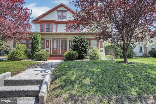 Building Photo - 319 N 2nd St