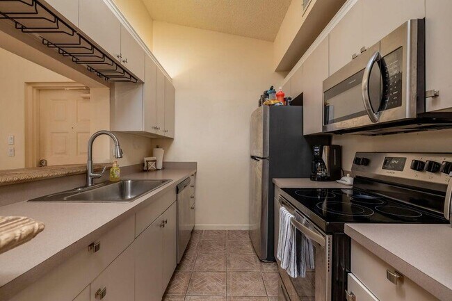 Building Photo - 2500 SE Anchorage Cove