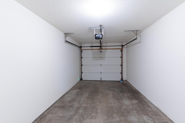 Building Photo - 4919 W Millbrook Dr
