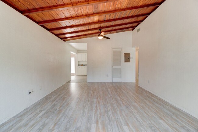 Building Photo - 2/1 Ormond Beachside Bungalow