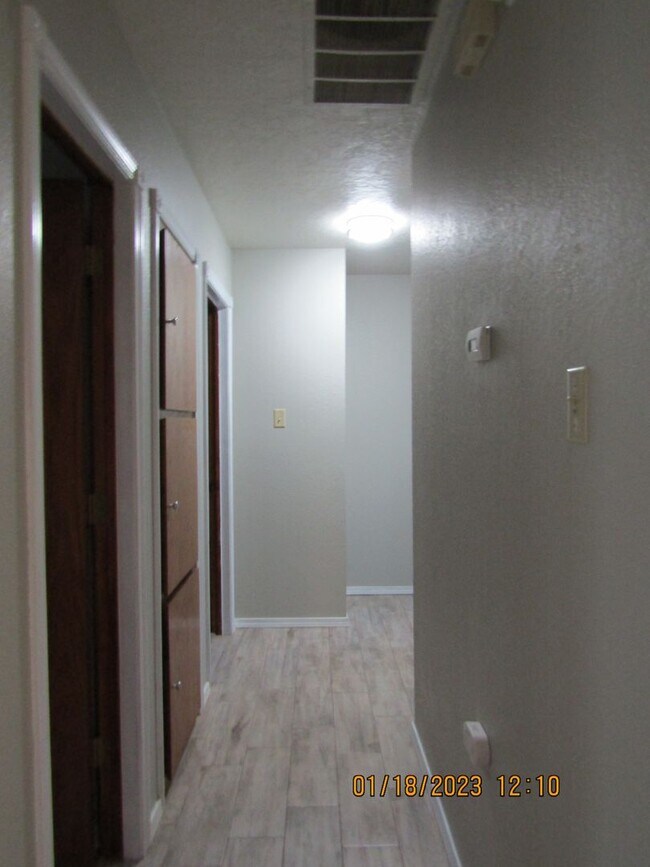 Building Photo - Great Home Located on the Eastside/Sungate...
