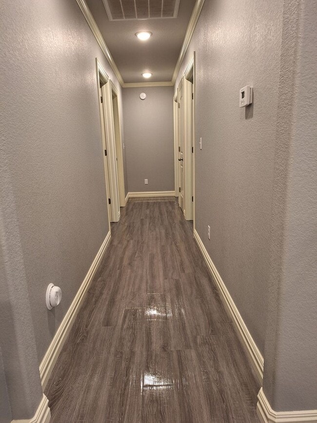 Building Photo - 3 bedroom Duplex with move in special