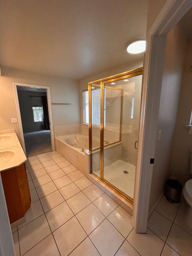Building Photo - Beautiful home for rent in Visalia!