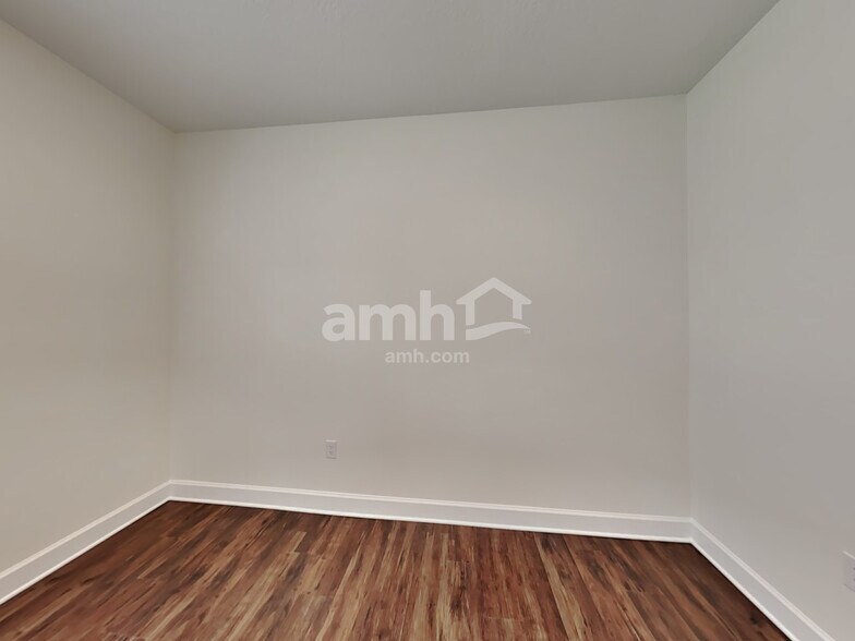 Building Photo - 1130 Walden Pond Dr