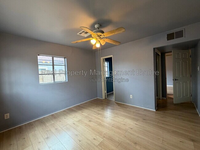 Building Photo - 2320 W Rose Ln