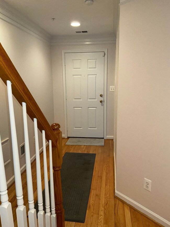 Building Photo - Beautiful 4BR 4.5BA 4 level townhome with 2 car attached garage located in the Fallsgrove Community