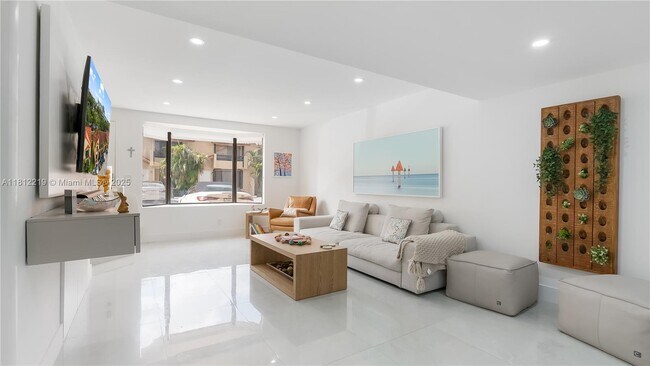 Building Photo - 10011 SW 77th Ct