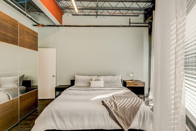 Building Photo - 1006 Houston St