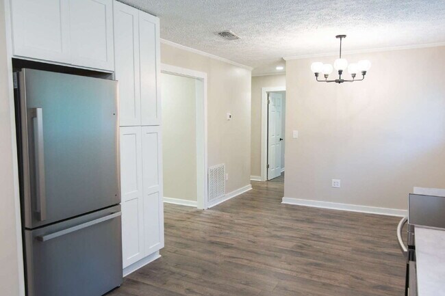 Building Photo - Charming Remodeled 3-Bed/1-Bath Home on 1 Acre — Ideal for Grad Students, Pros, or Game-Day Retre...
