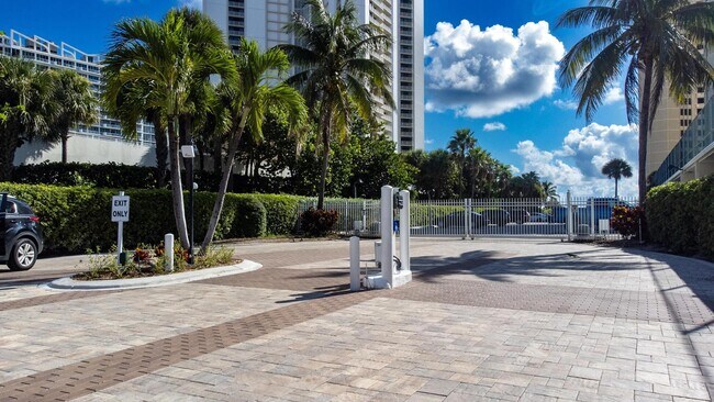 Building Photo - 2800 N Ocean Dr