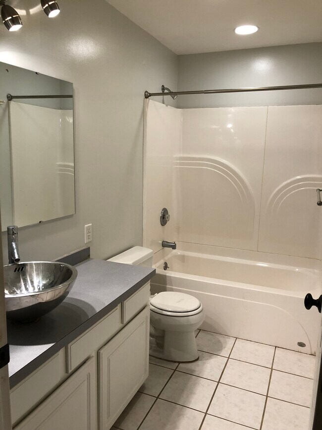 2nd bathroom - 506 W Sheridan Ave