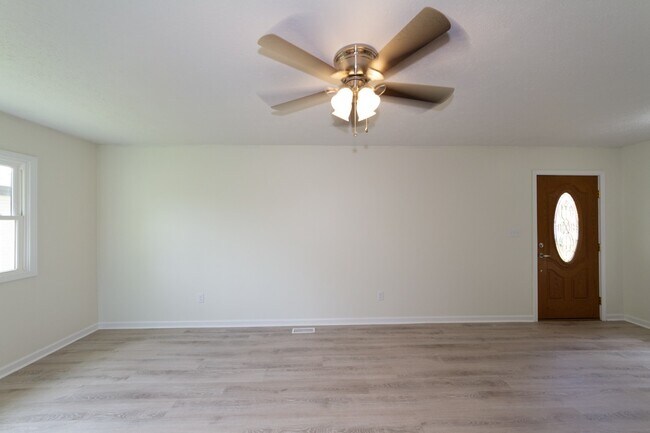 Building Photo - Updated 3 bedroom 1.5 bath home in desirab...