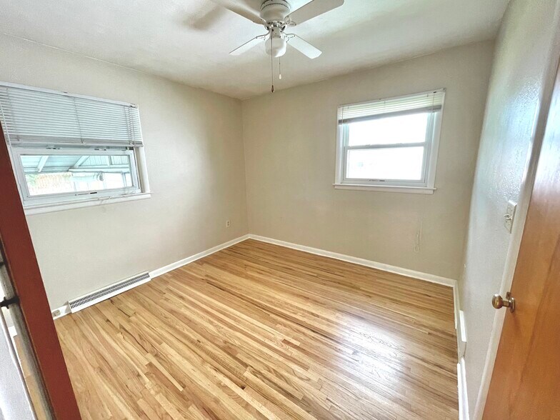Building Photo - 709 Sackett St