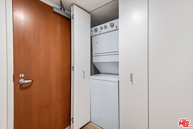 Building Photo - 13700 Marina Pointe Dr