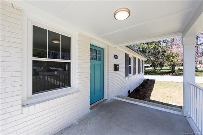 Building Photo - Must view this exquisite 3 bedroom 1 bath brick home. Within 2 miles from Uptown.