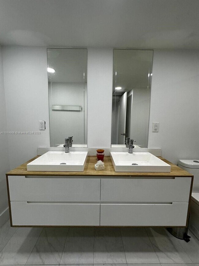 Building Photo - 5600 Collins Ave