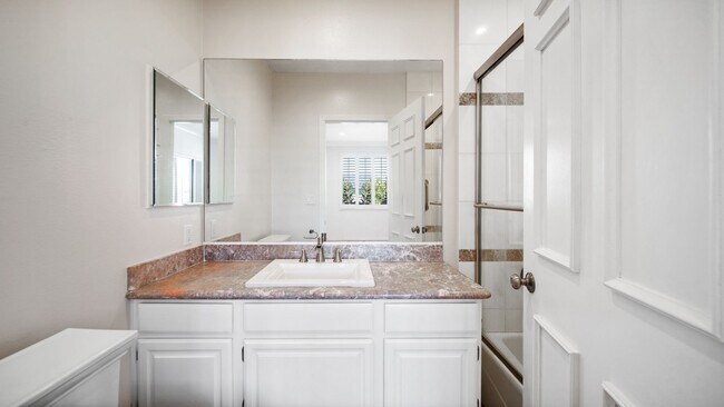 Building Photo - 2 bedroom 2.5 bathroom