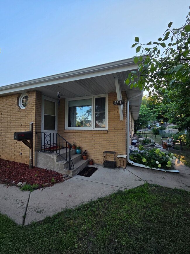 Building Photo - 4229-4231 Unity Ave N