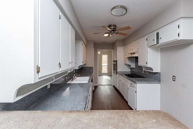 Building Photo - 228 Plainview Dr