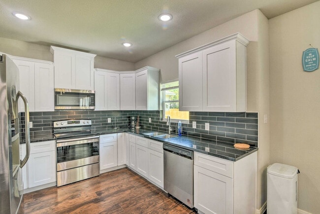 Building Photo - 3510 Oleander Ave