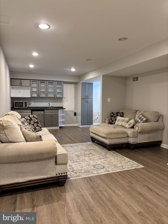 Building Photo - 9830 Meadow Valley Dr