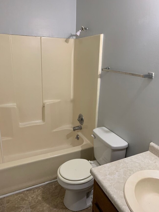 Building Photo - 2BR/ 2Bath on Eastside! Available end of July 2026