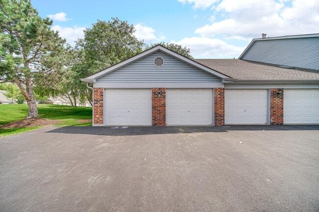 Building Photo - 1661 Commodore Ct