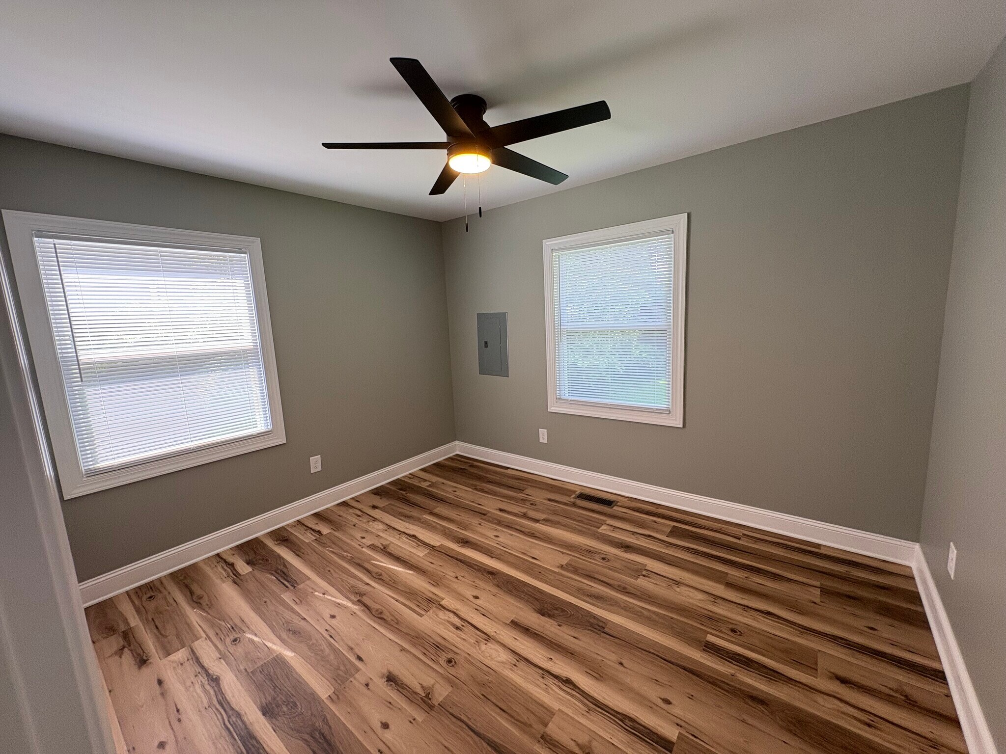 Building Photo - 2721 Robin Hood Dr