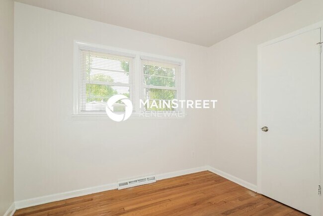 Building Photo - 3 Bedroom Pet-Friendly Home in St. Louis, MO with Main Street Renewal