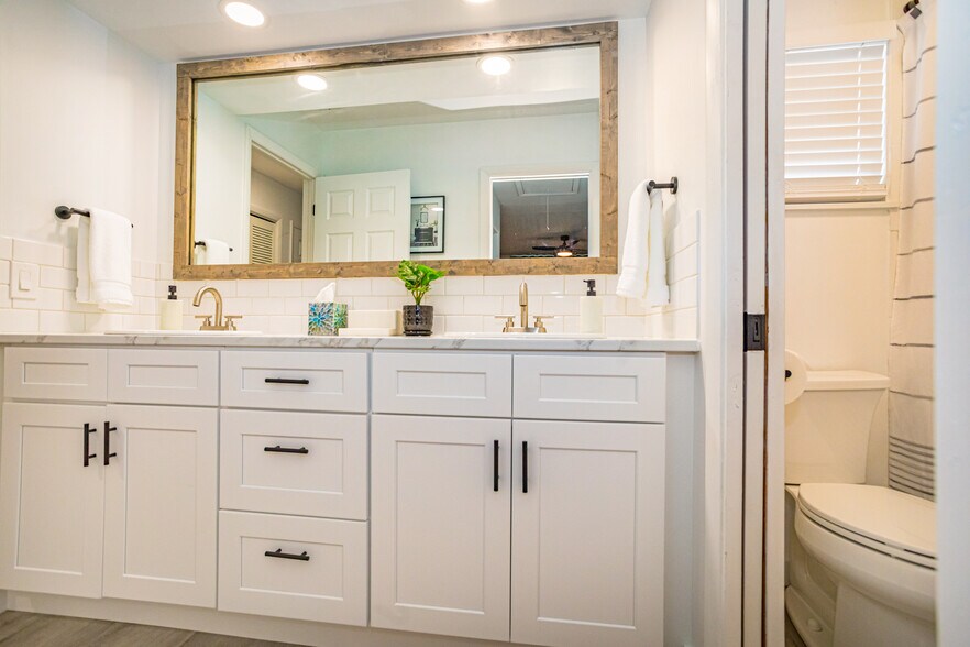 Building Photo - 9341 Green Meadows Way