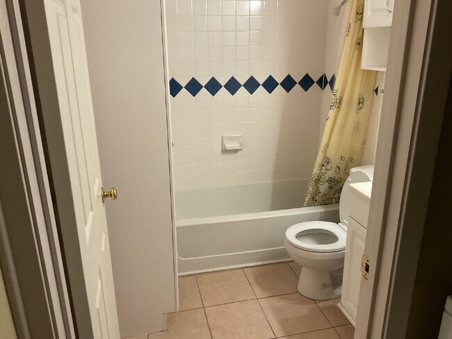 Building Photo - Three Bed/Two Bath with Personality and Charm
